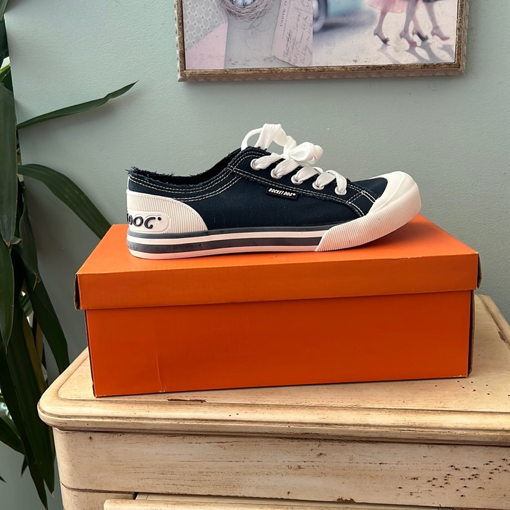 Brand NEW Rocket Dog sneaker. Jazzin Navy. Casual